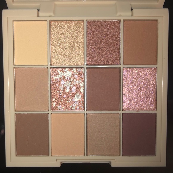 Essential Pressed Pigment palette - 001 Essential Nude - Picture 1 of 6